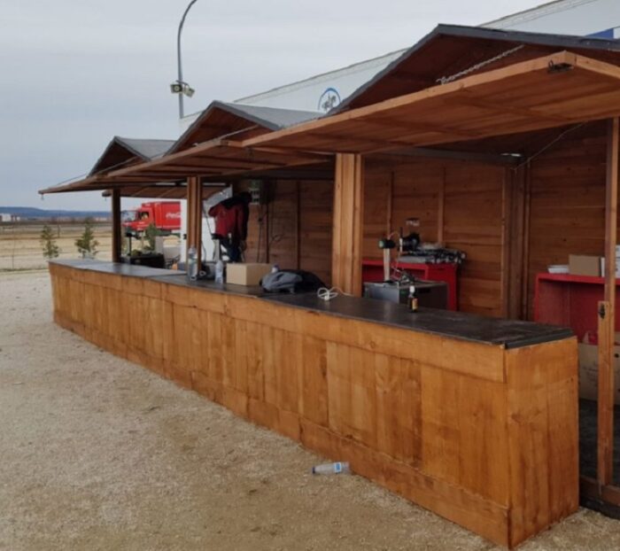 fiesta en una caseta de madera