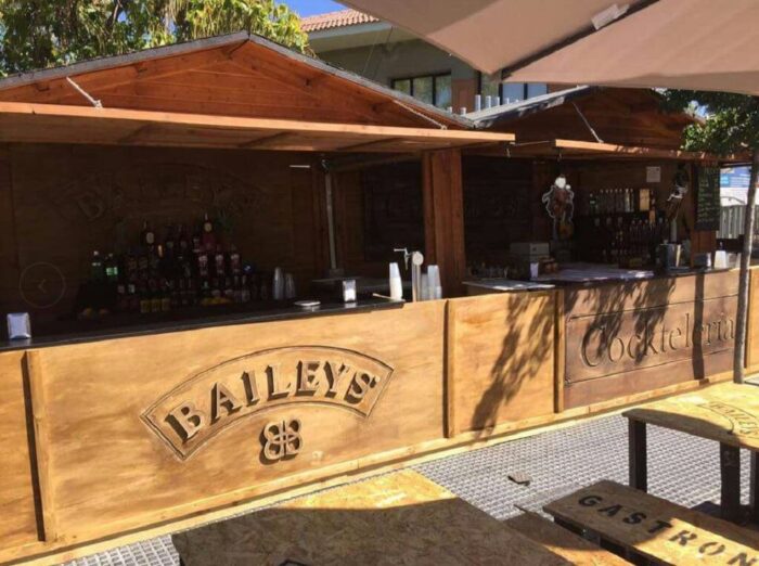 organizar una fiesta en una caseta de madera