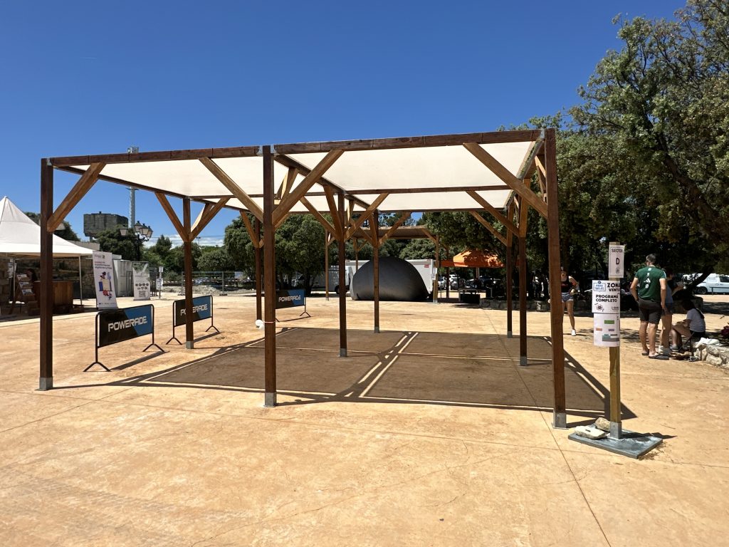 Estructura de sombreado desmontable instalada en espacio exterior para evento